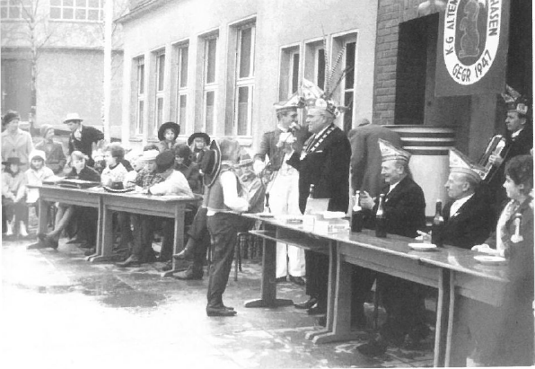 Kindersitzung auf dem Schulhof